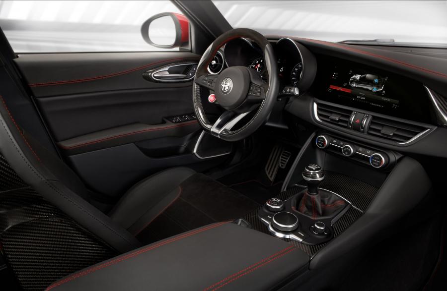 Интерьер Alfa Romeo Giulia Quadrifoglio (952) 2016 года  (NA) (фото 50 из 86)
